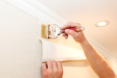 Pose de papier peint au Miroir — revêtements muraux et toiles de verre